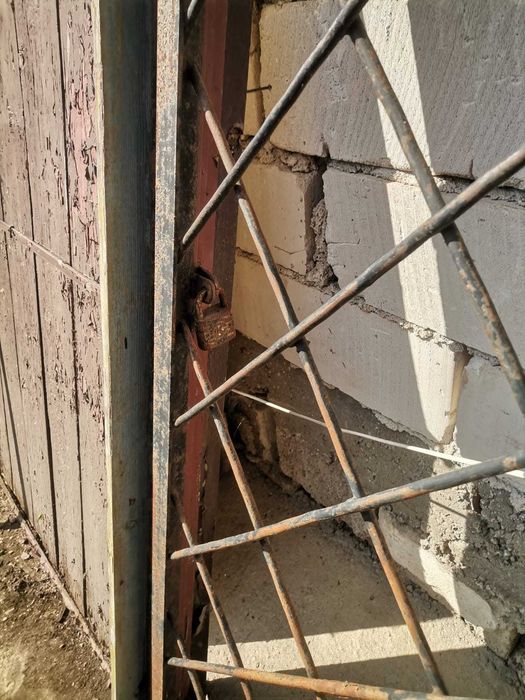Vand 2 porti garaj cornier + usa grilaj din fier beton