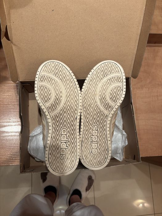Бежови кецове Адидас. Пухкави и топли отвътре. Чудесни за зимата.