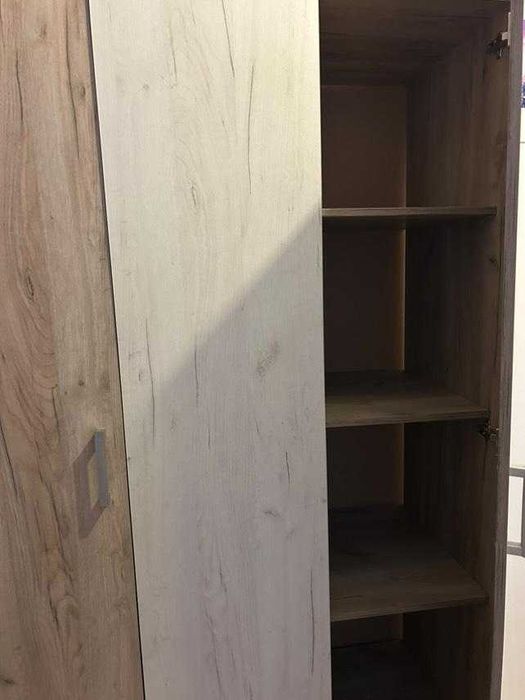 Трикрилен гардероб и скрин – екрю/светлокафяви, леко винтидж