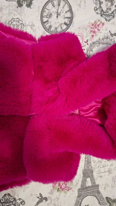 Продавам чисто нов дълъг елек с качулка