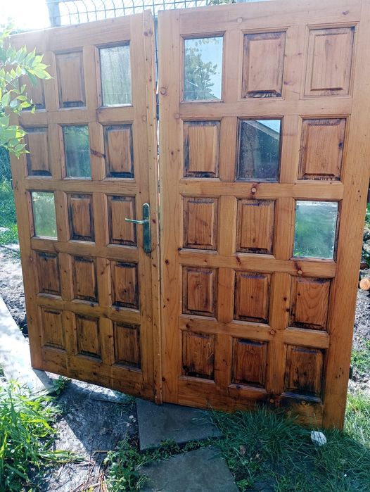 Ușă dubla și ferestre din lemn