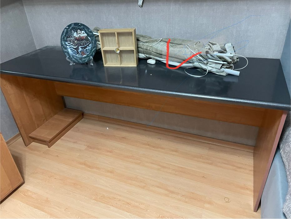 Продам компьютерный стол с подставкой для процессора и прочее