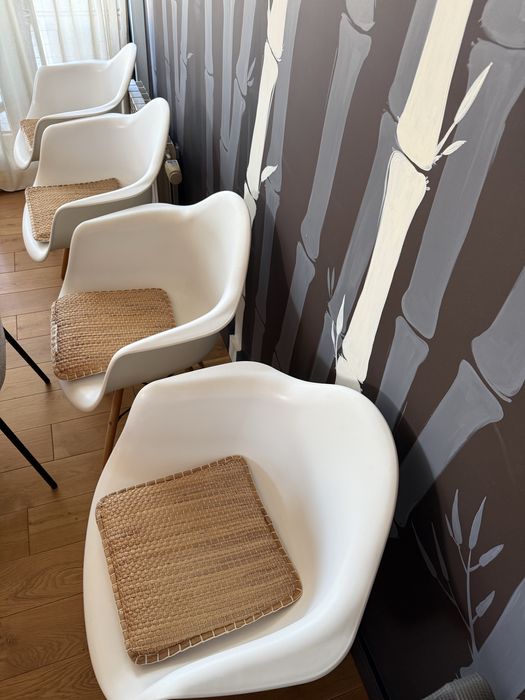 4 броя столове Еамес