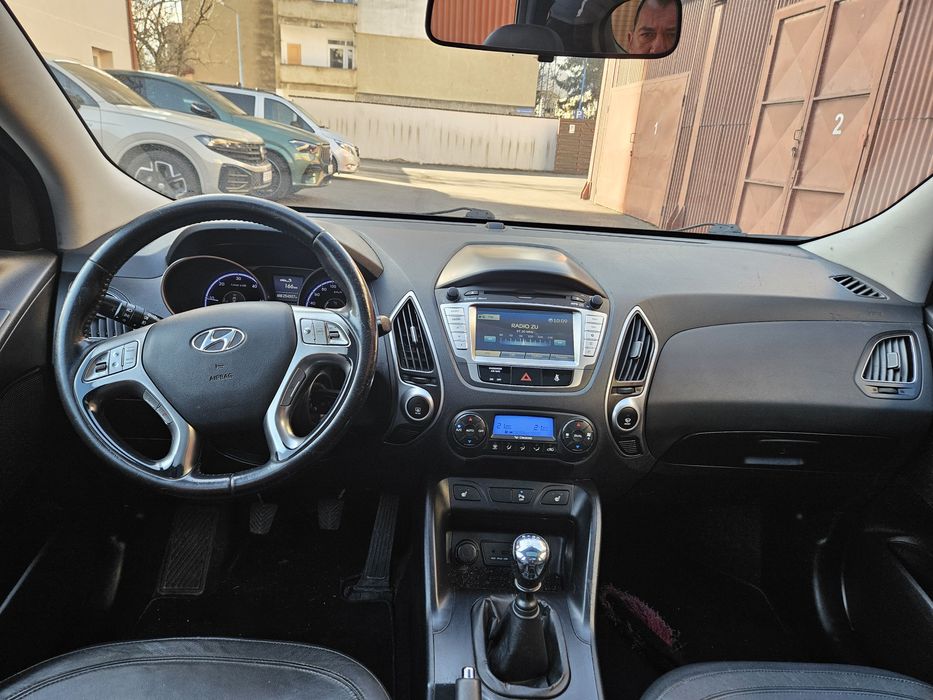 Hyundai ix35 blue drive