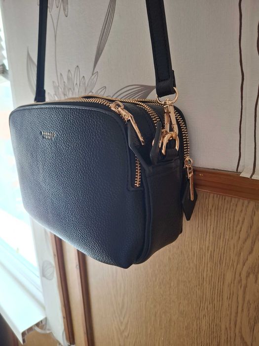 Дамска чанта от еко кожа в черен цвят. Нежен аксесоар за всеки повод.