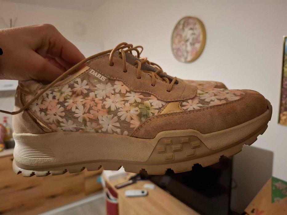 Продавам дамски маратонки от естествена кожа Daris