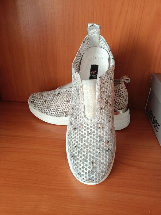 Кроссовки женские