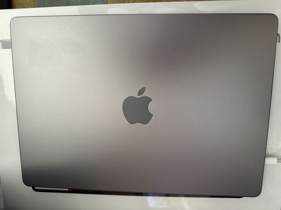  MacBook Pro 16 inch M1 Max**64GB**1000 SSD**