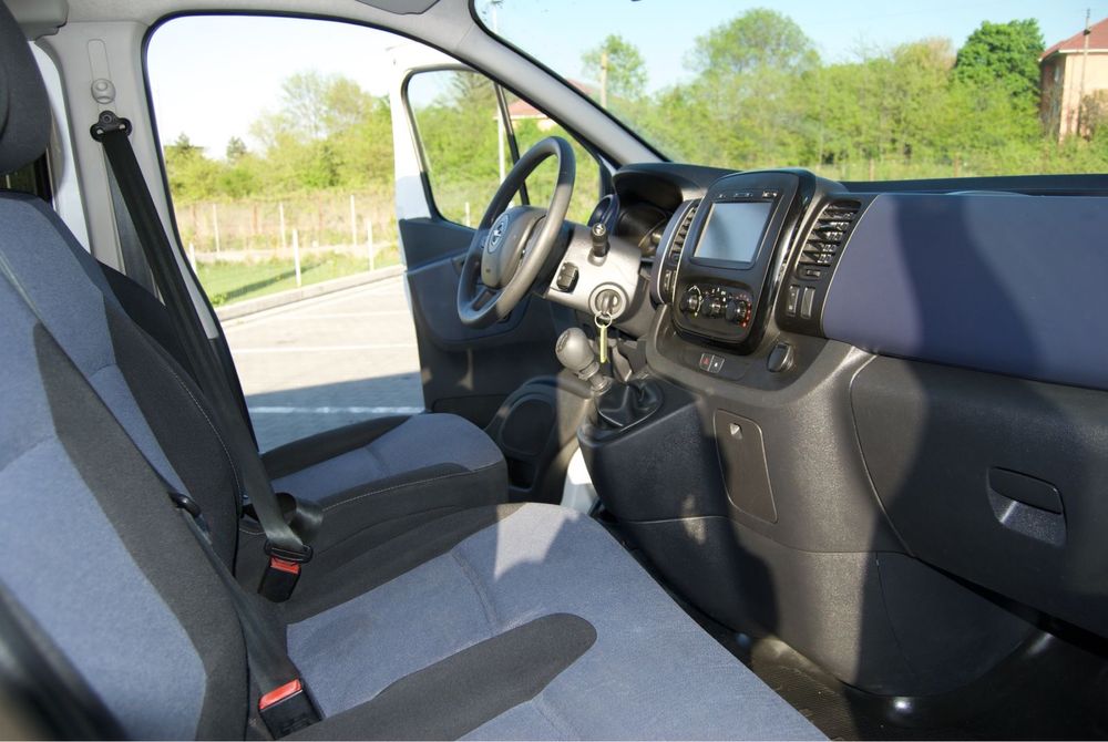 Închiriere microbuz 8+1