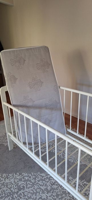 Продам детскую кроватку с матрасом
