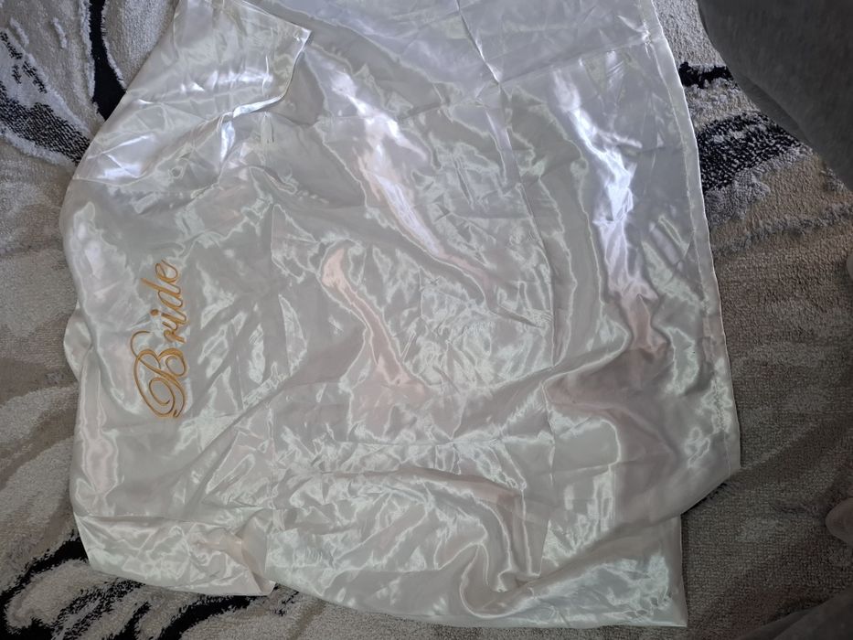 Vand halat ,pantaloni scurți si maieu pentru ședința foto de mireasa