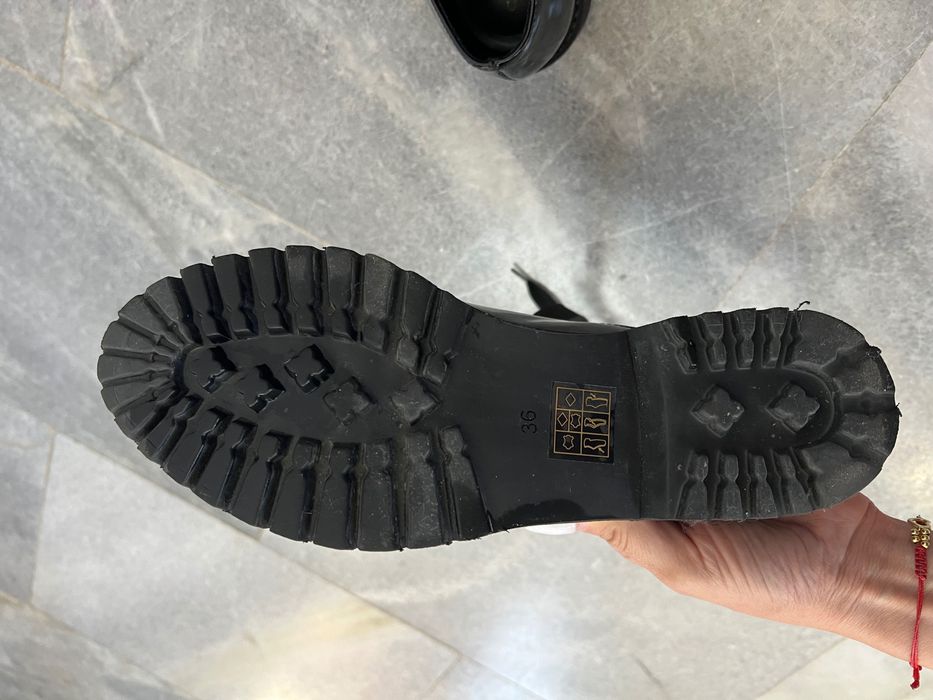 Продавам обувки  36 номер естествен лак