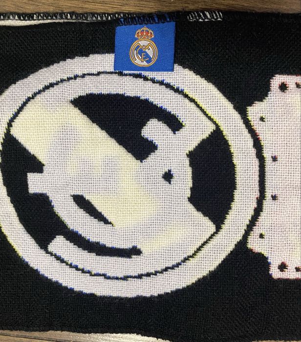 Шалове на Реал Мадрид и синьо-бял шал тип зебра.