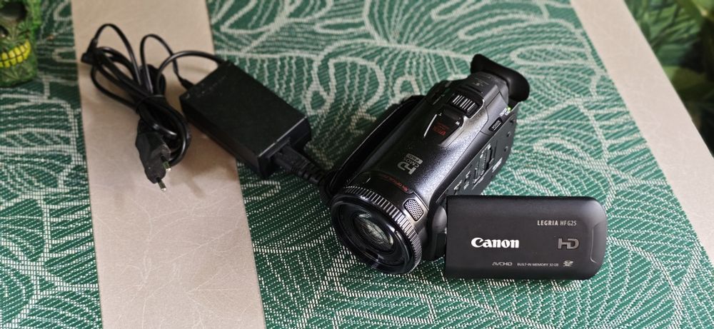 Canon LEGRIA HF G25 Full HD 32GB + încărcător – perfect funcțională