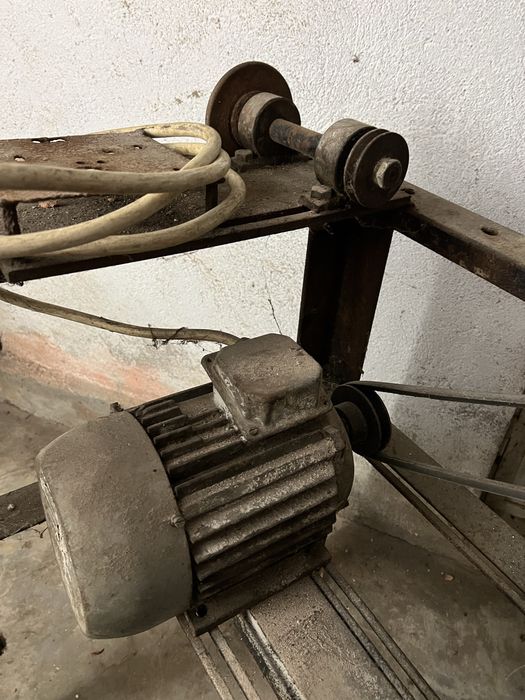 Moară cereale cu stativ solid si dispozitiv pentru polizor