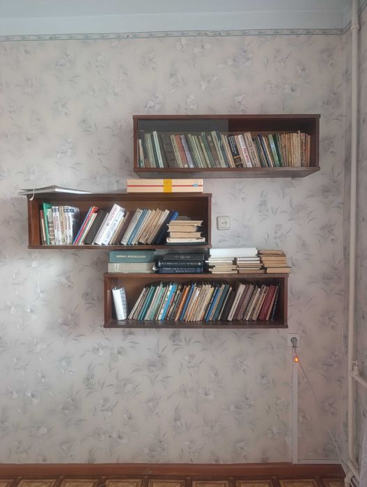 отдам даром 3 полки без книг, 2 кресла и этажерку