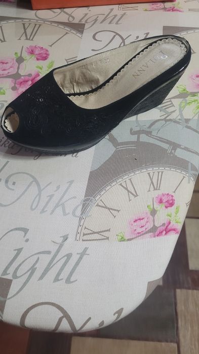 Продам женскую обувь.