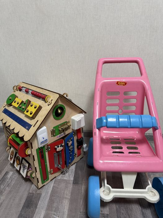 Деревяный домик и коляска