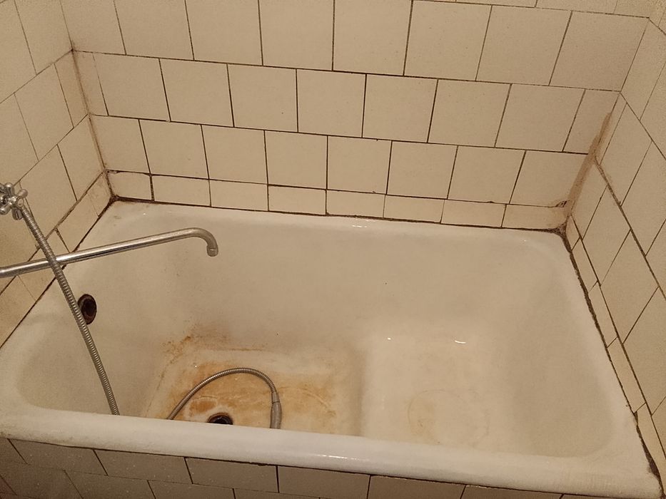 Remont vanna eski vannani oppoq qilib yangi holatiga keltiramiz