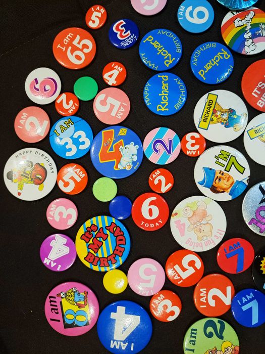 Lot 60 insigne aniversare (Birthday Badges)