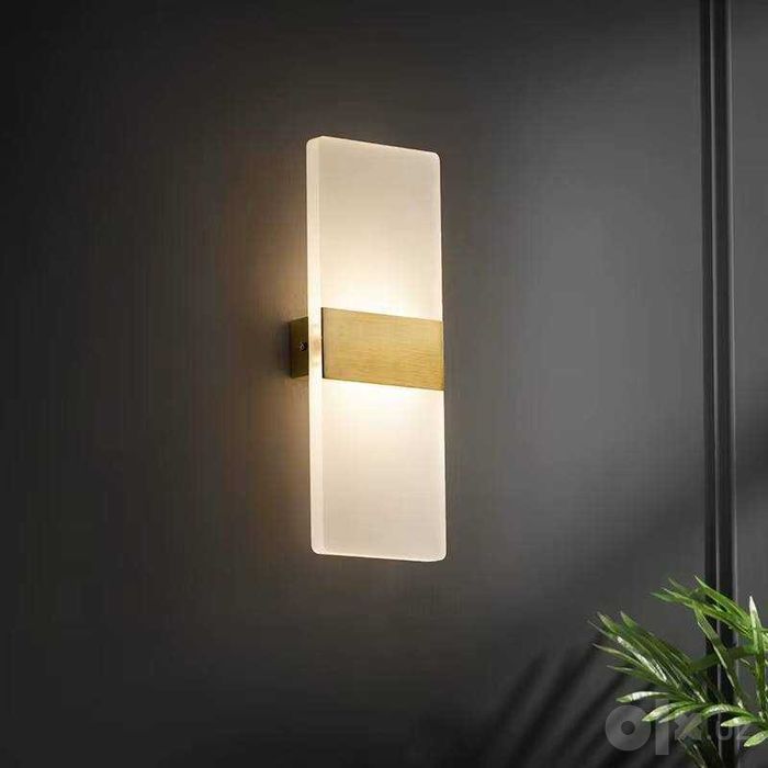 Современный настенный LED-светильник