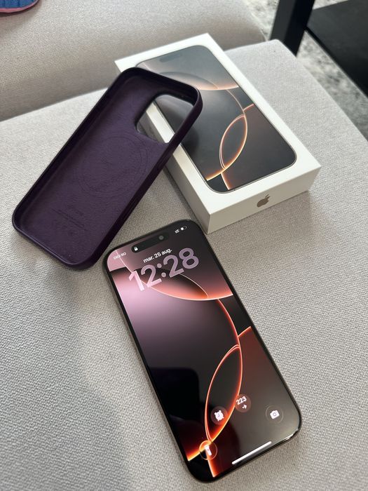 Vând Iphone 16 pro 256 gb impecabil
