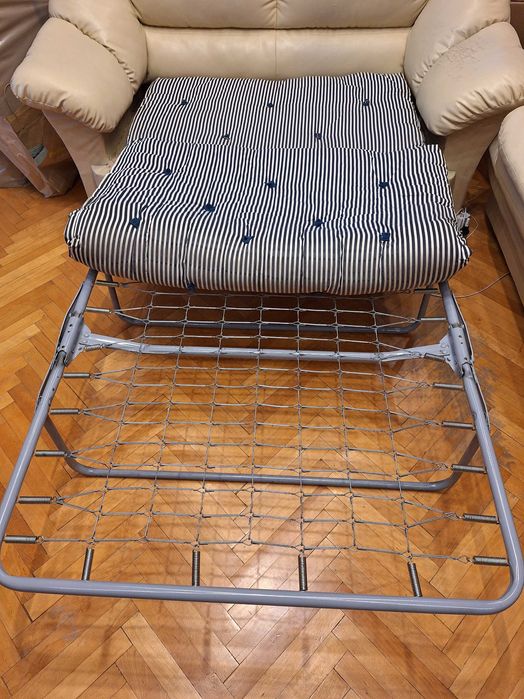 Два кожени разтегателни дивана.