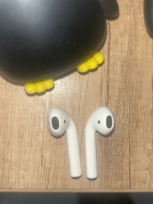 Apple AirPods Generația a 2-a – stare excelentă + husă pinguin