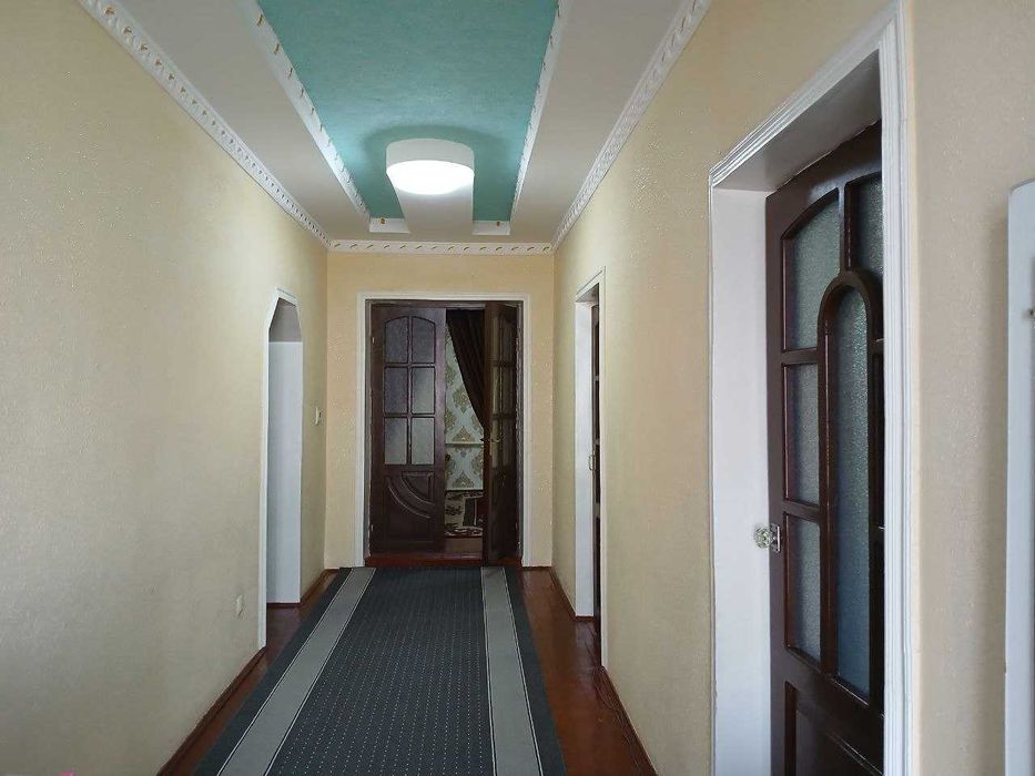 Gulison shahrida 2-mikra rayonda joylashgan hovliliy uy sotiladi.