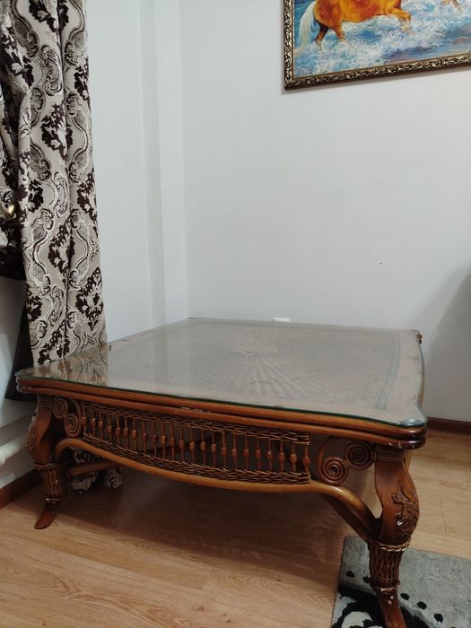 Продаётся шкаф витрина, стол со стульями, шторы и ковры