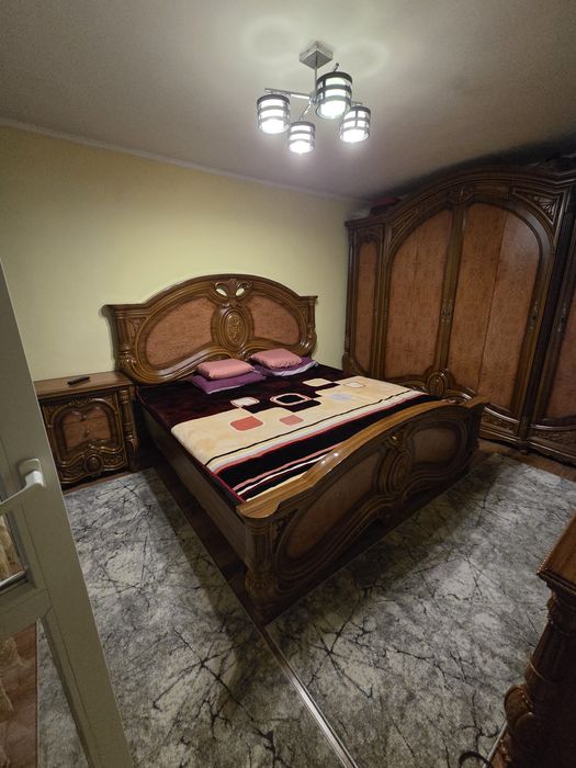 Mobila de dormitor din lemn masiv