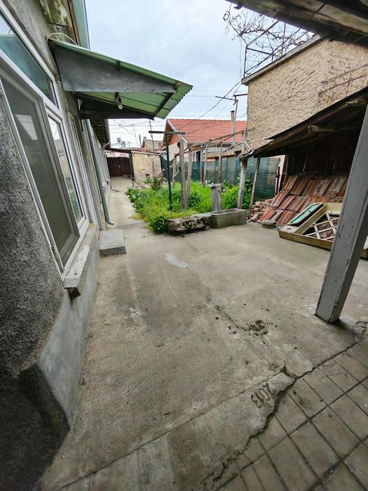 Къща в Центъра на гр.Силистра, на 100м от Дунавската градина, с нов покрив и дограма, 9 стаи