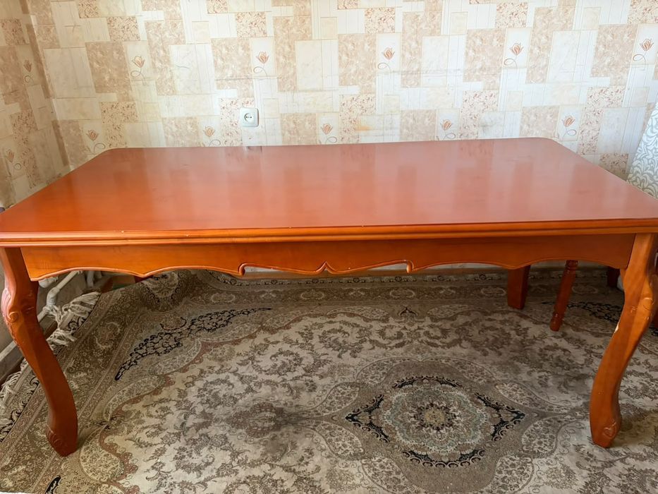 Продам стол в гостиную деревянный