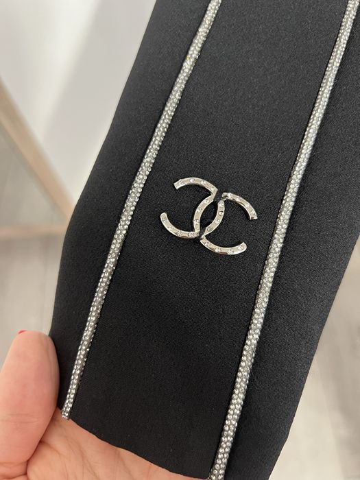 НОВА - Дамска черна уникална рокля с брошка Chanel