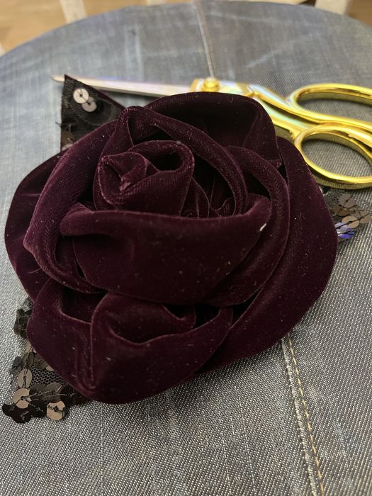 Цветок на одежду из бархата