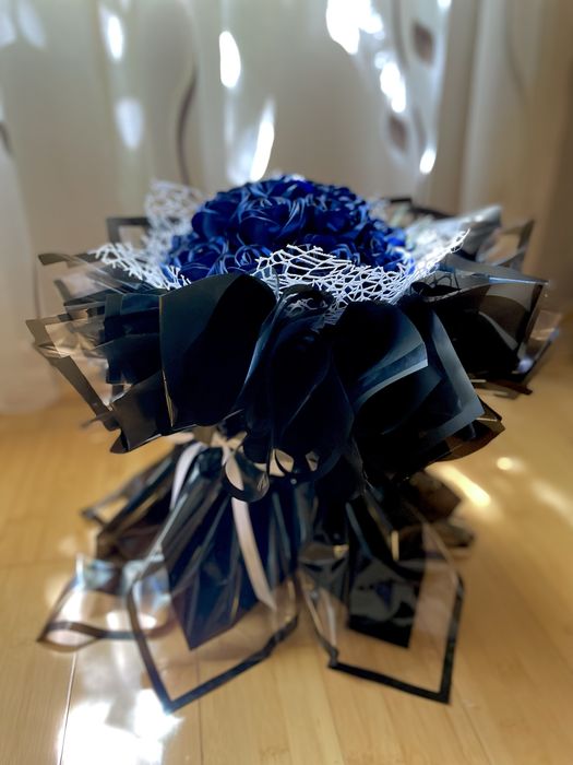 Вечен букет в кралско синьо