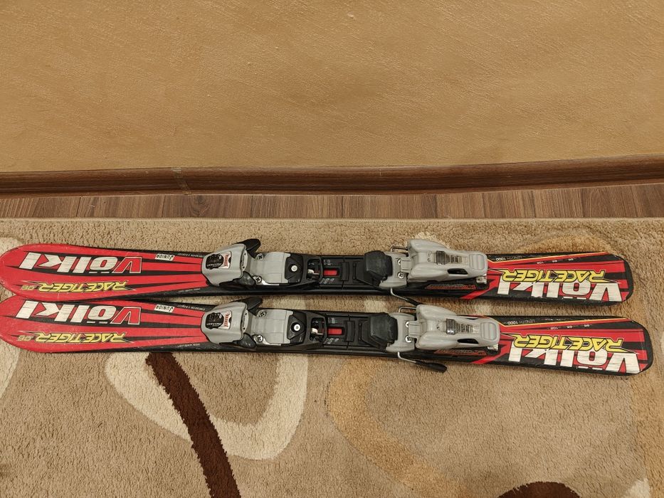 Детски ски, обувки, каска и щеки комплект.