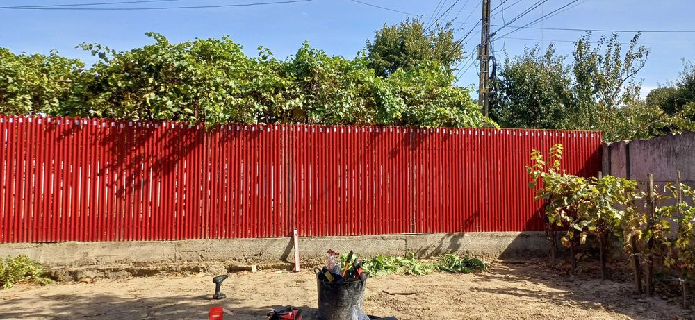 Garduri si porti din panouri stil jaluzele, sipca metalica, tabla cutata, plasa bordurata, fier forjat, BCA sau beton si alte modele disponibile