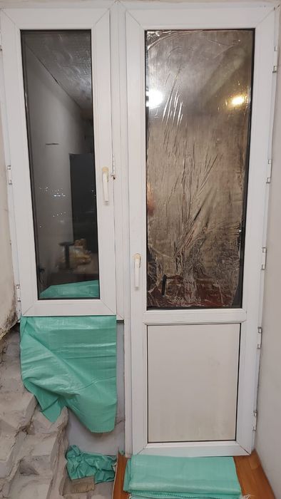 Продам пластиковую дверь