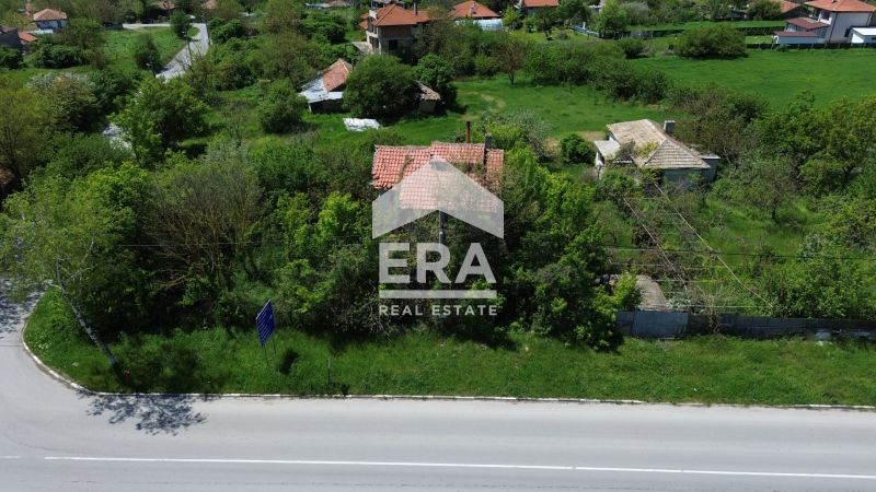 Ексклузивна, двуетажна, тухлена къща за продажба, с двор, ток и вода,