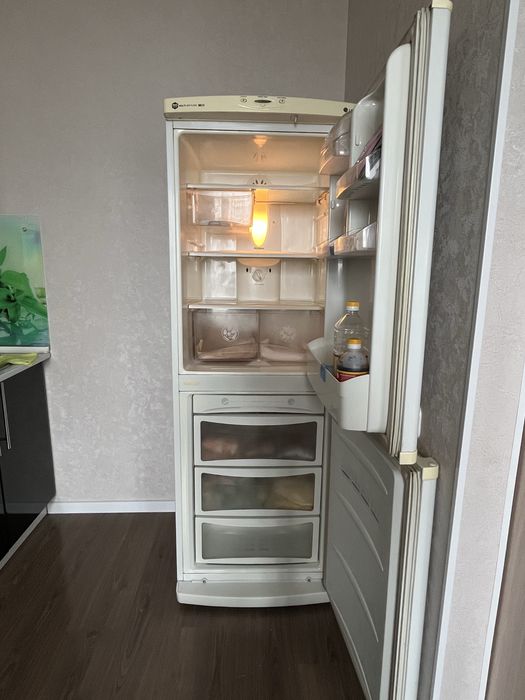 Продам Холодильник LG