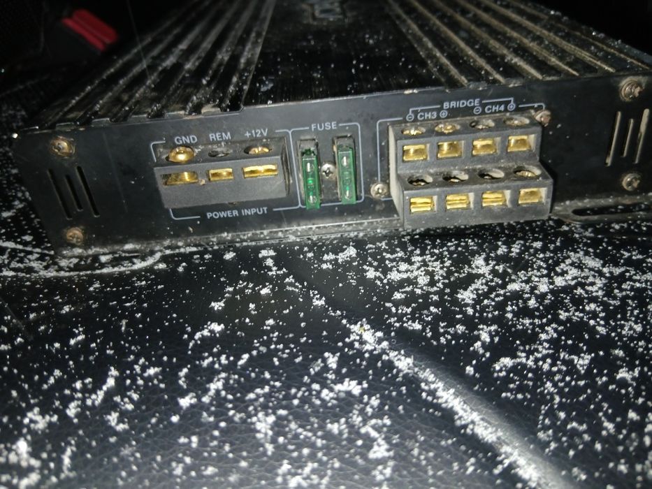 Автомобильный усилитель звука