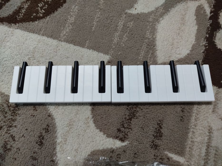 Вешалка в виде клавиши пианино.