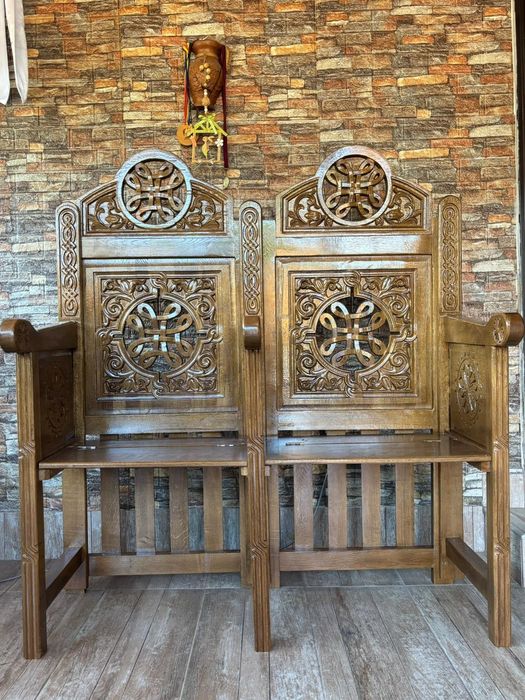 Scaune sculptate (străni)