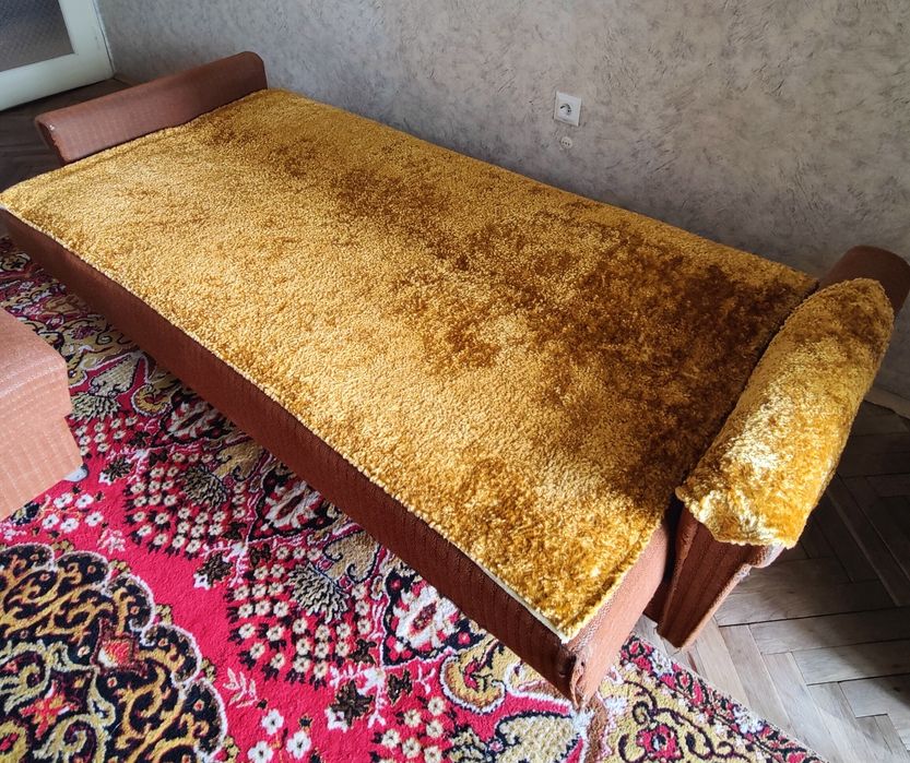 Разтегателен диван 190 см на колелца и две табуретки от 1974