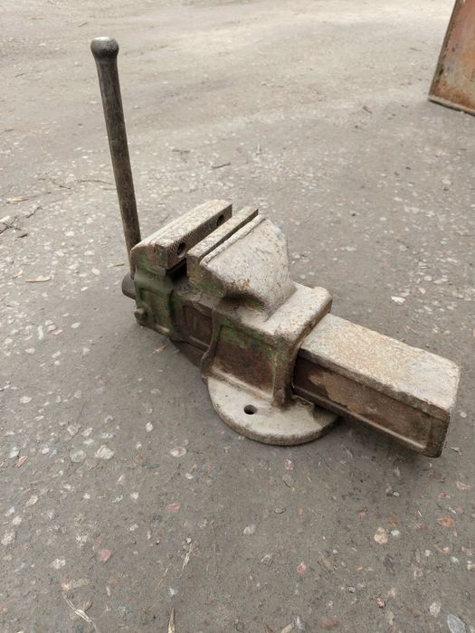 Продаются советские тиски