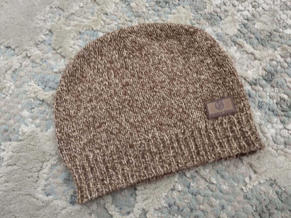 топла мека зимна плетена шапка