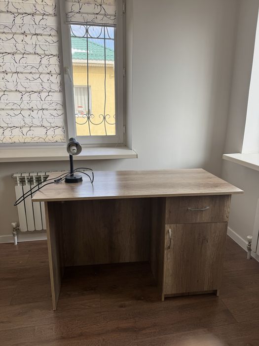 Стол письменный, в хорошем состоянии