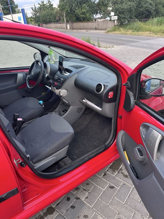 Peugeot 107 roșu ferrari