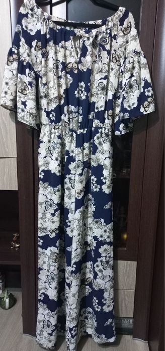 Salopeta cu pantalon evazat,  elegantă, cu maneci largi și decorațiune cu paiete.